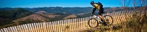 Mit dem Klapprad Mountainbike durch eine Steppe fahren. Es geht abwärts.