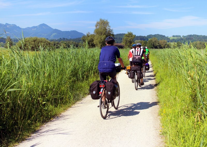 Fahrradtour mit Fahrradtaschen in der Landschaft