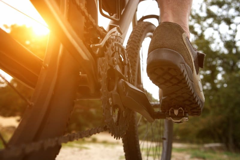 Radfahrer in Klickpedal Sicht von hinten