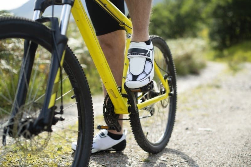 Radfahrer mit Fahrradschuhen