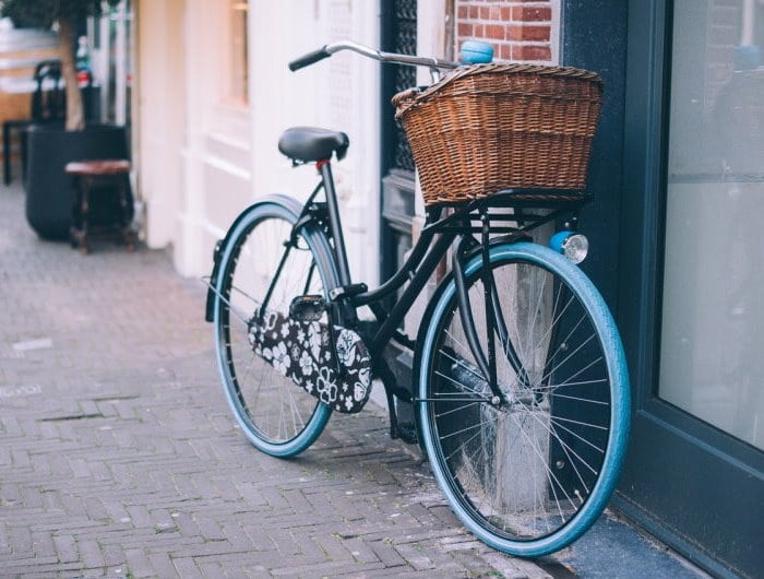 Fahrrad mit Lenkerkorb aus Rattan