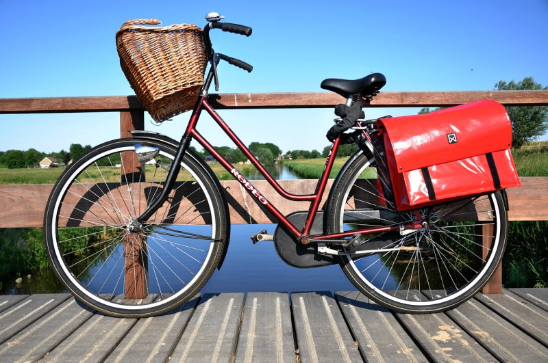 Fahrrad mit Korb und Seitentasche