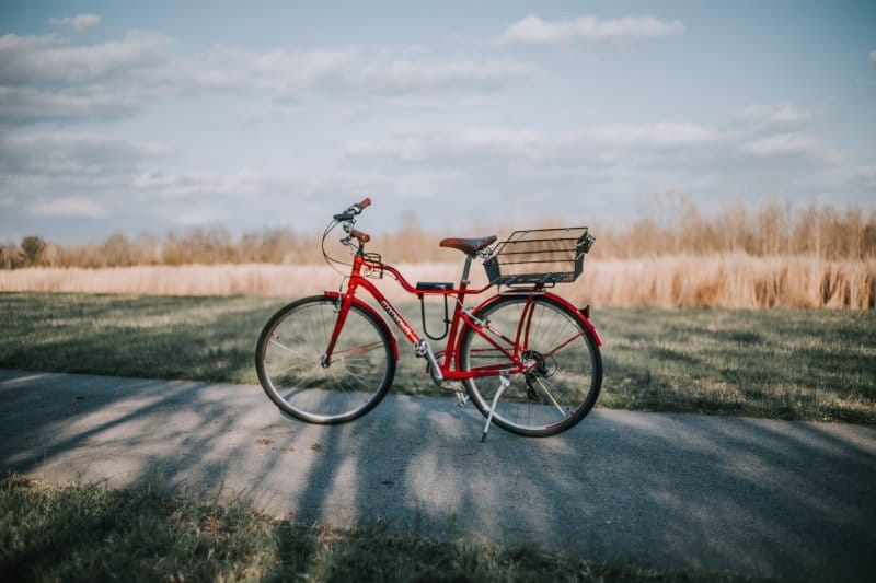 Fahrrad mit einem Metallkorb hinten