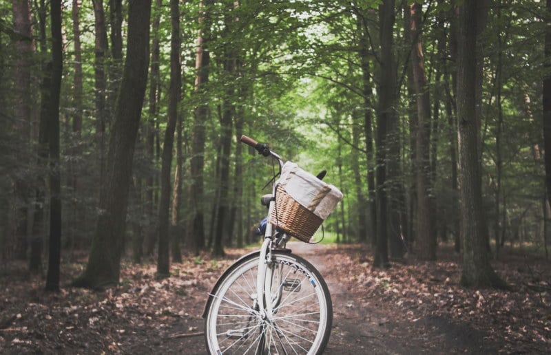 Fahrrad mit einem Flechtkorb am Lenker