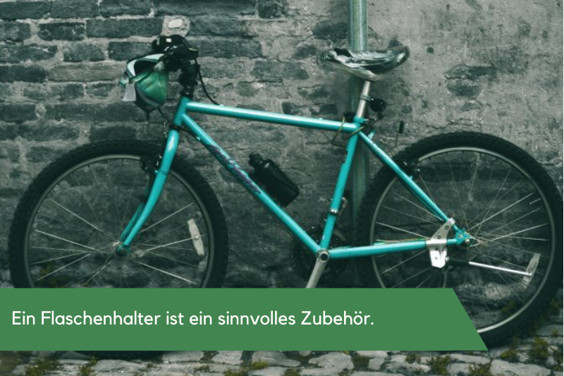 Flaschenhalter an einem Fahrrad das an der Wand lehnt