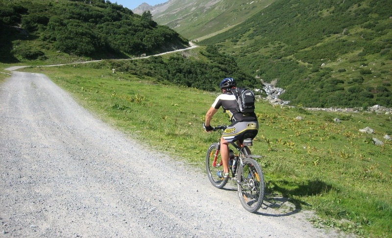 Mann auf einem Mointainbike in den Bergen