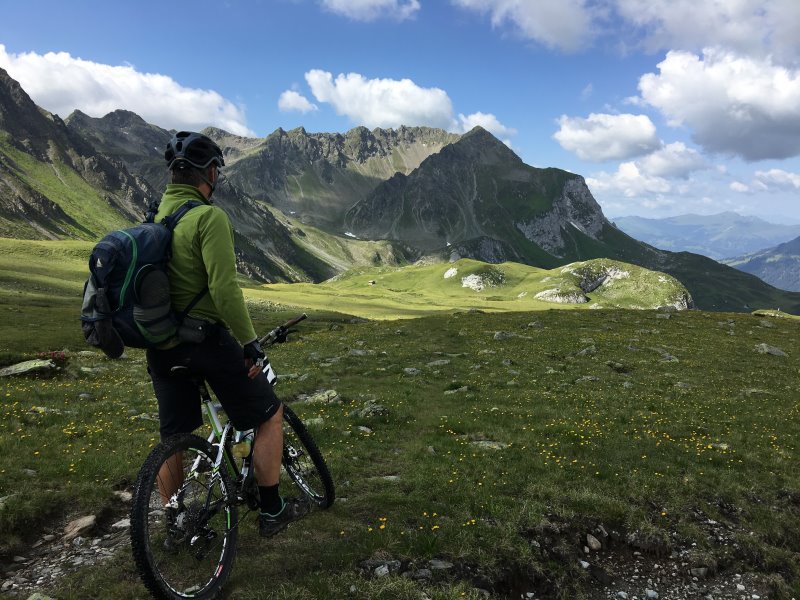 Mountainbiker mit Mountainbike-Rucksack