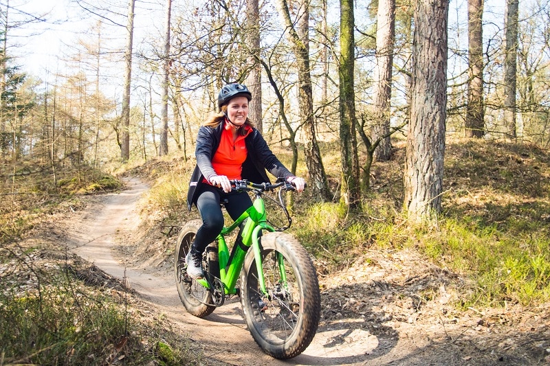 Frau mit MTB-Schuhen beim Mountainbiking