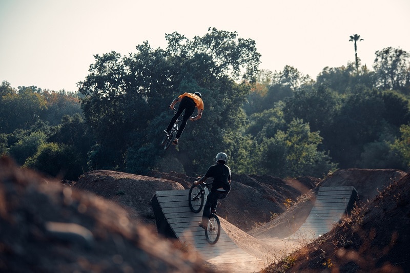 Mountainbiker mit MTB-Schuhen einem Bikepark beim Jumping