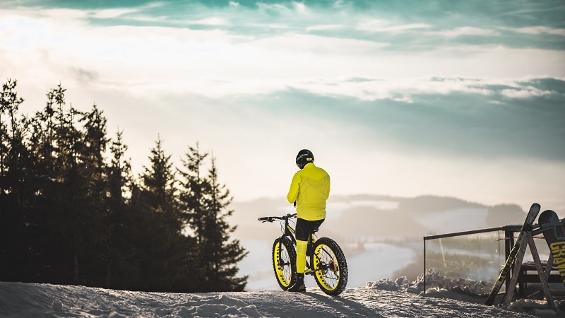 Mann mit MTB-Schuhe im Winter