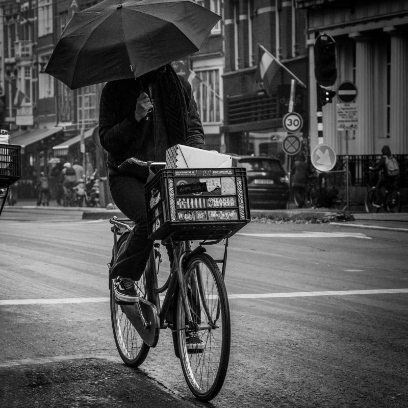 Fahrradfahren im Regen ohne Regenjacke