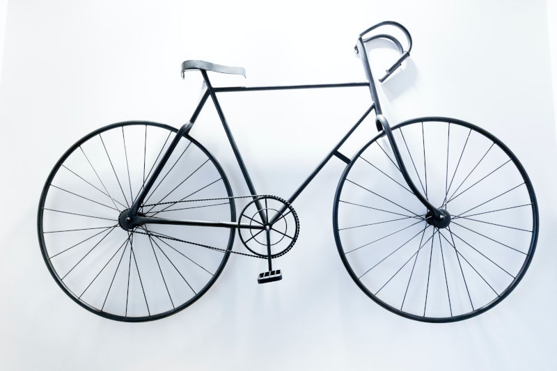 Schwarzes Fahrrad vor einem hellen Hintergrund