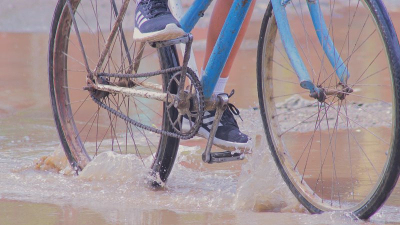 Fahrrad-Regenhosen schützen auch vor Wasser- und Schmutzspritzer von der Straße