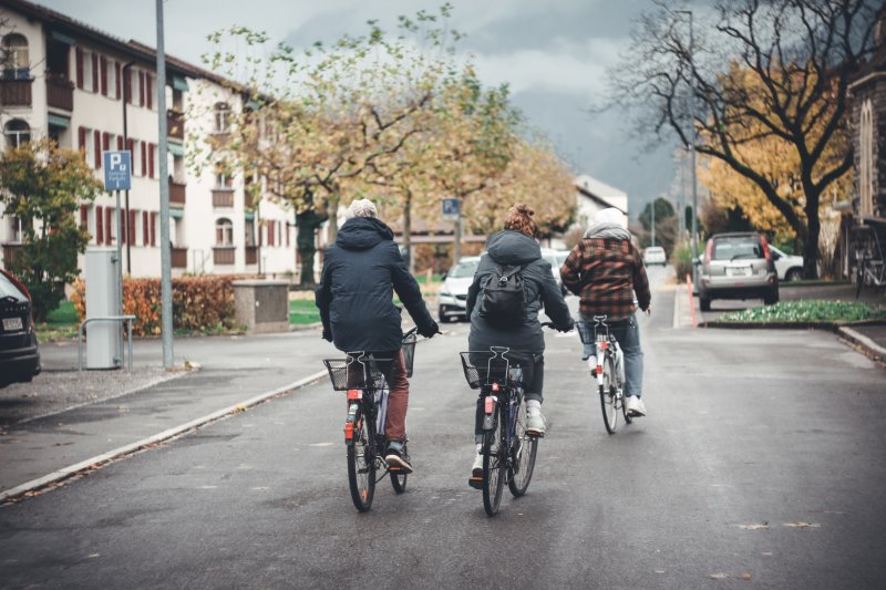 Drei Fahrradfahrer auf der Strasse