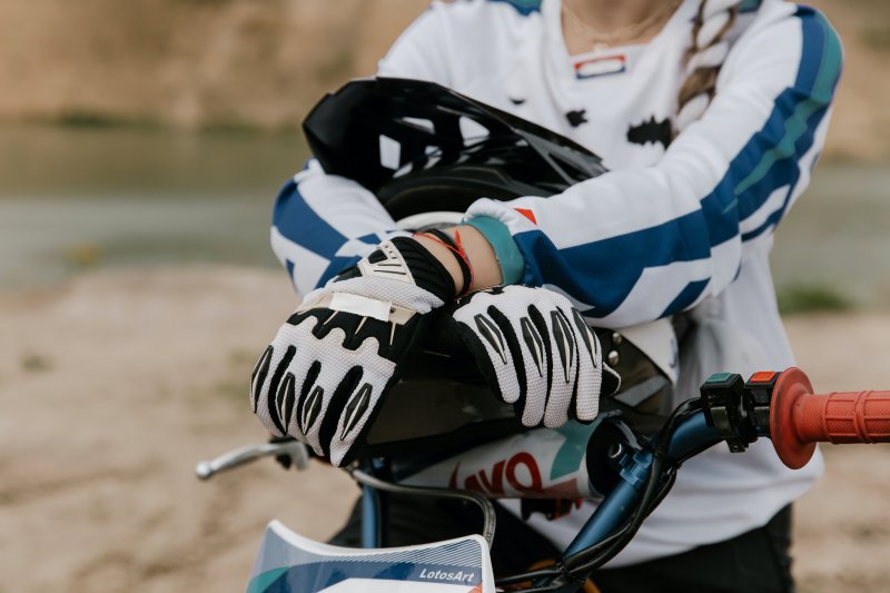 Mountainbike-Handschuhe mit Protektoren im Fokus