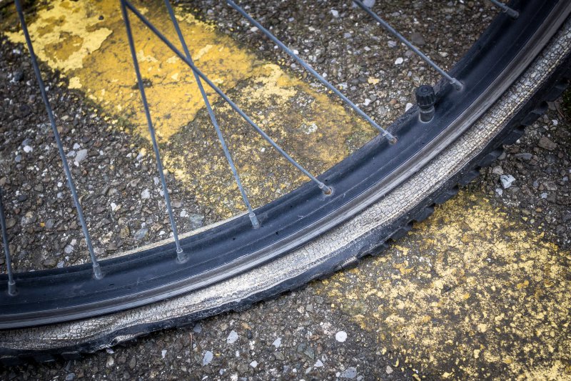 Platter Reifen mit Fahrrad-Standpumpe aufpumpen