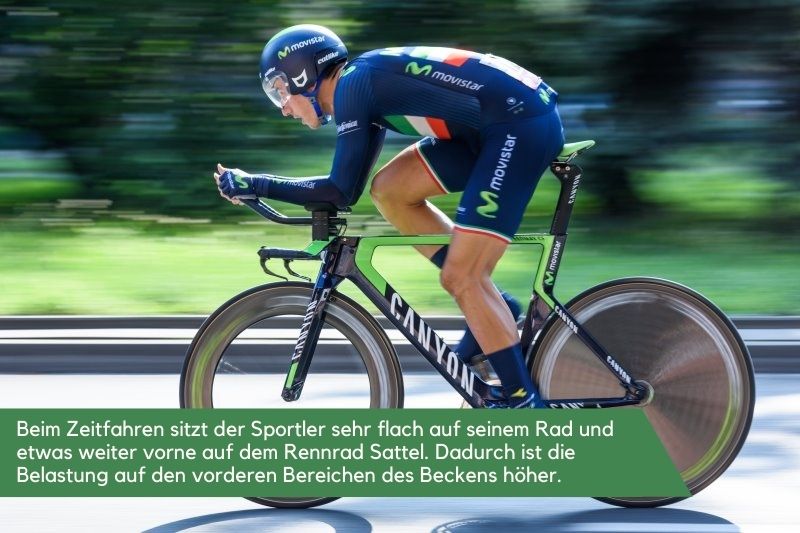 Profi Rennrad Fahrer der besonders aerodynamisch auf seinem Rennrad Sattel sitzt